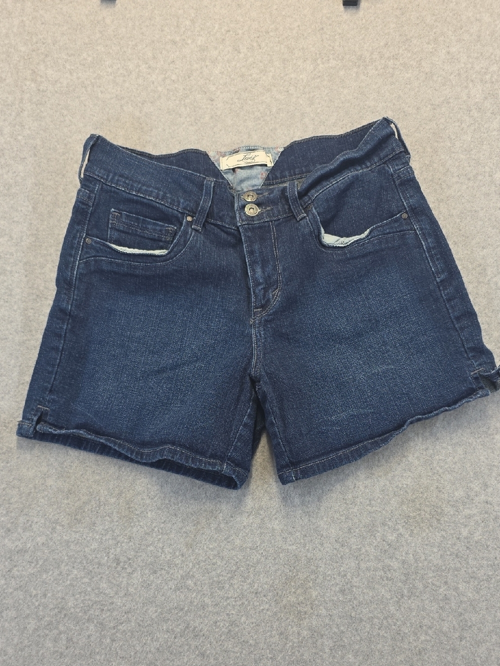 Levi’s Dark Wash Denim Shorts Women’s Size 4 Mid Rise Cuffed Stretch Jean Shorts